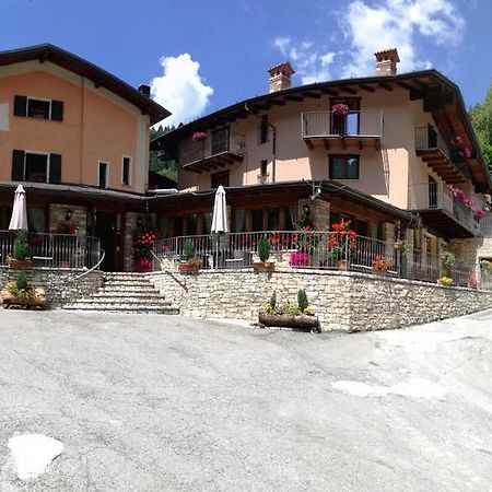 Agriturismo Cornei Da Nadia Guest House คอลลิโอ ภายนอก รูปภาพ